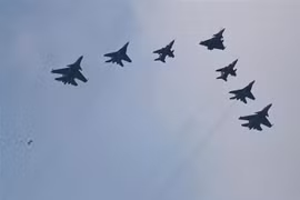 Máy bay của Không quân Ấn Độ (IAF) bay qua quảng trường ở thủ đô New Delhi nhân kỷ niệm 73 năm Ngày Cộng hòa ngày 26/1/2022. (Ảnh: AFP/TTXVN) 