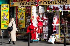 Người dân đeo khẩu trang phòng lây nhiễm COVID-19 tại Paris, Pháp, ngày 10/12/2020. (Nguồn: AFP/TTXVN)