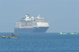 Du thuyền Westerdam chuẩn bị cập cảng Sihanoukville, Tây Nam Campuchia sáng 13/2/2020. (Nguồn: AFP/TTXVN) 