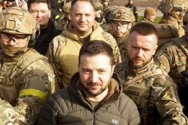 Tổng thống Ukraine Volodymyr Zelensky và các binh sỹ. (Nguồn: Reuters) 