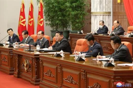 Nhà lãnh đạo Triều Tiên Kim Jong-un (giữa) tại phiên họp toàn thể lần thứ 5 Ban chấp hành Trung ương Đảng Lao động Triều Tiên khóa 8 ở Bình Nhưỡng. (Ảnh: KCNA/TTXVN) 