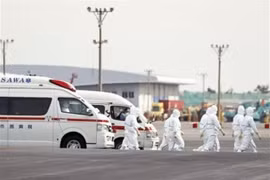 Nhân viên y tế chuẩn bị chuyển các bệnh nhân nhiễm dịch viêm đường hô hấp cấp do virus COVID-19 ở du thuyền Diamond Princess tại cảng Hokkaido, miền Bắc Nhật Bản ngày 7/2/2020. (Nguồn: Kyodo/TTXVN) 