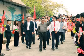 Thủ tướng Phạm Minh Chính thăm Trường Phổ thông Dân tộc Nội trú tỉnh Điện Biên. (Ảnh: Dương Giang/TTXVN)