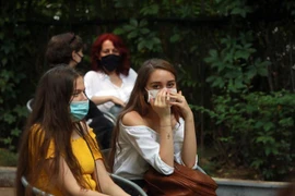 Người dân đeo khẩu trang phòng lây nhiễm COVID-19 tại Bucharest, Romania, ngày 26/6/2020. (Nguồn: THX/TTXVN) 