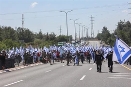 Người biểu tình tập trung tại quốc lộ 443, gần thành phố Modiin, Israel ngày 11/7/2023. (Ảnh: AFP/TTXVN)