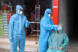 Nhân viên y tế lấy mẫu xét nghiệm virus SARS-CoV-2 trên địa bàn phường Vĩnh Bảo, thành phố Rạch Giá (Kiên Giang). (Ảnh: Lê Huy Hải/TTXVN) 