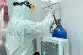 Điều trị bệnh nhân COVID-19 tại Bệnh viện Lao và Phổi tỉnh Quảng Trị. (Ảnh: Thanh Thủy/TTXVN) 