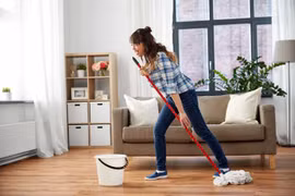Giáo sư Stamatakis gợi ý rằng hãy bật một bản nhạc trong khi làm việc nhà. Điều này giúp bạn vừa vận động vừa khiến việc nhà bớt nhàm chán. (Nguồn: Weightlossresources)
