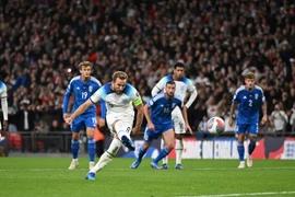 Harry Kane thực hiện quả phạt đền. (Nguồn: The Times)