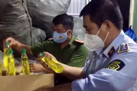 Tổ liên ngành chống buôn lậu tỉnh An Giang phát hiện hàng ngàn chai nước rửa chén nhái nhãn hiệu nổi tiếng tại cơ sở kinh doanh Lâm Thị Y. (Ảnh: TTXVN phát) 