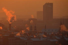 Khói bốc lên từ ống khói của các ngôi nhà ở Prague, Séc. (Ảnh: AFP/TTXVN) 