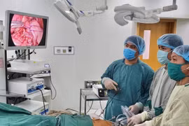 Các bác sỹ phẫu thuật nội soi cho bệnh nhân. (Nguồn: TTXVN phát) 