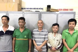 Các đối tượng tại cơ quan điều tra. (Ảnh: TTXVN phát)