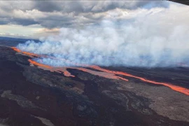 Núi lửa Mauna Loa ở Hawaii phun trào ngày 28/11/2022. (Ảnh: AFP/TTXVN)