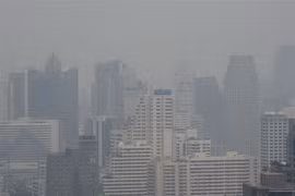 Bụi bao phủ dày đặc tại thủ đô Bangkok, Thái Lan. (Nguồn: AFP/TTXVN) 