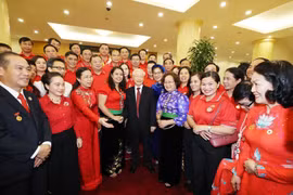 Tổng Bí thư Nguyễn Phú Trọng với đại biểu về dự Đại hội đại biểu toàn quốc Hội Chữ thập Đỏ Việt Nam. (Ảnh: Trí Dũng/TTXVN) 