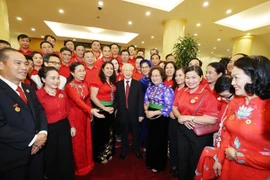 Tổng Bí thư Nguyễn Phú Trọng với đại biểu về dự Đại hội đại biểu toàn quốc Hội Chữ thập Đỏ Việt Nam. (Ảnh: Trí Dũng/TTXVN) 