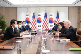 Tổng thống Hàn Quốc Yoon Suk-yeol (trái) trong cuộc hội đàm với người đồng cấp Mỹ Joe Biden (phải) đang trong chuyến thăm Seoul, ngày 21/5/2022. (Ảnh: AFP/TTXVN) 