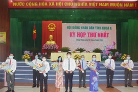 Chủ tịch, Phó Chủ tịch và các thành viên Hội đồng Nhân dân tỉnh Đồng Tháp khóa X ra mắt tại kỳ họp. (Ảnh: Nguyễn Văn Trí/TTXVN) 