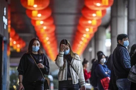 Người dân đeo khẩu trang đề phòng lây nhiễm virus corona gây dịch bệnh viêm phổi tại Macau, Trung Quốc ngày 22/1/2020. (Nguồn: AFP/TTXVN) 