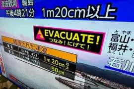Cảnh báo sóng thần được phát trên truyền hình sau trận động đất tại Yokohama, Nhật Bản ngày 1/1/2024. (Ảnh: AP/TTXVN)