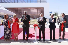 Chủ tịch Quốc hội Vương Đình Huệ và Chủ tịch Quốc hội Cuba Esteban Lazo Hernandez cắt băng khánh thành nhà máy bột giặt Suchel-TBV. (Ảnh: Doãn Tấn/TTXVN)