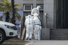 Chuyển bệnh nhân nghi nhiễm virus tương tự Hội chứng Viêm đường hô hấp cấp (SARS) tại bệnh viện Jinyintan ở thành phố Vũ Hán, Trung Quốc ngày 18/1/2020. (Nguồn: AFP/TTXVN) 