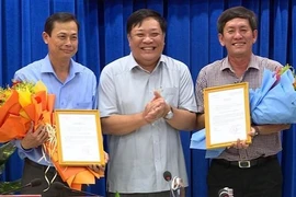 Ban Thường vụ Tỉnh ủy điều động ông Dư Minh Hùng (bìa phải), Tỉnh ủy viên, Bí thư Huyện ủy Năm Căn nhận nhiệm vụ tại Sở Y tế để Chủ tịch Ủy ban Nhân dân tỉnh bổ nhiệm giữ chức vụ Giám đốc Sở Y tế. (Ảnh: TTXVN phát)