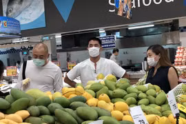 Người dân đeo khẩu trang đề phòng lây nhiễm COVID-19 tại thủ đô Tehran, Iran ngày 22/2/2020. (Ảnh: AFP/TTXVN)