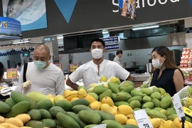 Người dân đeo khẩu trang đề phòng lây nhiễm COVID-19 tại thủ đô Tehran, Iran ngày 22/2/2020. (Ảnh: AFP/TTXVN)
