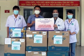 Các đơn vị tài trợ phối hợp với TTXVN hỗ trợ vật tư y tế cho Bệnh viện Đa khoa tỉnh Phú Yên. (Ảnh: Xuân Triệu/TTXVN) 