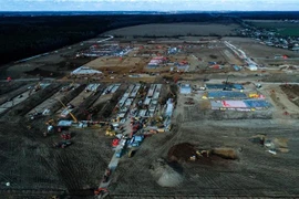 Công trường xây dựng bệnh viện dã chiến điều trị cho các bệnh nhân nhiễm COVID-19 ở ngoại ô Moskva, Nga, ngày 19/3/2020. (Nguồn: THX/TTXVN) 