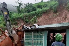 Sạt lở taluy dương đe dọa nhà dân tại bản Pa Tần, xã Pa Tần, huyện Nậm Pồ. (Ảnh: TTXVN phát)