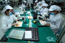 Sản xuất linh kiện điện tử tại công ty trách nhiệm hữu hạn 4P (Hưng Yên), dự án có vốn đầu tư lớn, công nghệ tiên tiến, khả năng tham gia sâu chuỗi liên kết khu vực và toàn cầu. (Ảnh: TTXVN) 