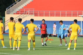 Huấn luyện viên Hoàng Anh Tuấn chỉ đạo trong buổi tập tại Hàng Châu. (Ảnh: TTXVN phát)