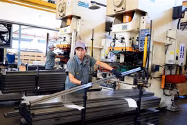 Công nhân làm việc trong một công ty có vốn đầu tư trực tiếp nước ngoài (FDI) tại khu công nghiệp Giang Điền, huyện Trảng Bom, tỉnh Đồng Nai. (Ảnh: Hồng Đạt/TTXVN)
