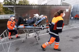 Chuyển bệnh nhân nhiễm COVID-19 tới bệnh viện ở Bucharest, Romania, ngày 4/11/2021. (Ảnh: THX/TTXVN) 