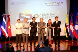 Thứ trưởng Bộ Ngoại giao Argentina Pablo Tettamanti (thứ 3 từ phải sang) cùng đại sứ các nước ASEAN tại lễ kỷ niệm. (Ảnh: Hoài Nam/TTXVN) 