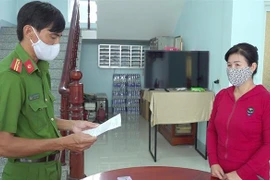 Đội điều tra Công an thành phố Long Xuyên thi hành lệnh tạm giữ hình sự đối với Trần Thanh Thúy. (Ảnh: TTXVN phát) 