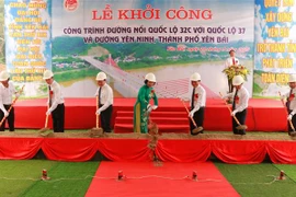 Các vị lãnh đạo tỉnh, chủ đầu tư, đơn vị thi công thực hiện nghi thức khởi công công trình. (Ảnh: Tuấn Anh/TTXVN) 