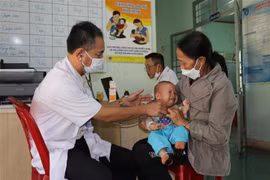 Nhân viên y tế tuyến xã thuộc tỉnh Gia Lai khám bệnh cho người dân khu vực biên giới. (Ảnh: Hồng Điệp/TTXVN)