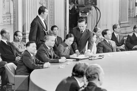 Bộ trưởng Ngoại giao Chính phủ Cách mạng Lâm thời Cộng hòa miền Nam Việt Nam Nguyễn Thị Bình ký văn kiện Hiệp định Paris về chấm dứt chiến tranh, lập lại hòa bình ở Việt Nam, ngày 27/1/1973, tại Trung tâm Hội nghị Quốc tế ở thủ đô Paris, Pháp. (Ảnh: Văn Lượng/TTXVN)