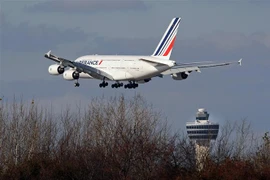 Máy bay Airbus A380 của Hãng hàng không Pháp hạ cánh xuống sân bay quốc tế John F. Kennedy ở New York (Mỹ) ngày 20/11/2009. (Nguồn: AFP/TTXVN) 