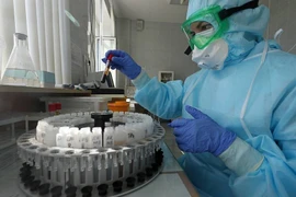 Nhân viên y tế xét nghiệm máu nhằm phát hiện virus gây bệnh COVID-19 tại bệnh viện ở Tatarstan, Nga ngày 8/5/2020. (Nguồn: TASS/TTXVN) 