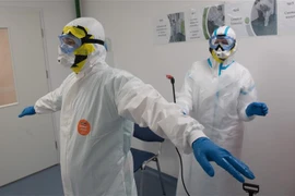 Nhân viên y tế khử trùng quần áo bảo hộ tại khu vực điều trị bệnh nhân COVID-19 ở Moskva, Nga, ngày 14/5/2020. (Nguồn: THX/TTXVN) 