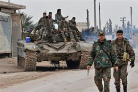 Binh sỹ Syria tiến vào làng Tall Touqan thuộc tỉnh Idlib, Tây Bắc Syria ngày 5/2/2020. (Nguồn: AFP/TTXVN) 