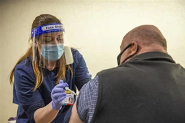 Nhân viên y tế tiêm vaccine phòng COVID-19 của hãng Pfizer/BioNTech cho người dân tại Mashantucket, Connecticut, Mỹ, ngày 8/3/2021. (Ảnh: AFP/TTXVN) 