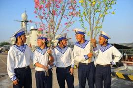 [Photo] Đoàn công tác Vùng 2 Hải quân chúc Tết Nhà giàn DK1 và Côn Đảo