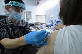 Nhân viên y tế tiêm vaccine phòng COVID-19 cho người dân tại Singapore ngày 6/7/2021. (Ảnh: THX/TTXVN) 