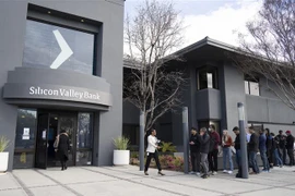 Người dân tập trung bên ngoài trụ sở ngân hàng Silicon Valley Bank (SVB) ở California, Mỹ ngày 13/3/2023. (Ảnh: THX/TTXVN)